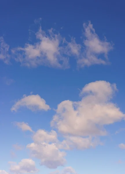 Céu azul bonito com nuvens — Fotografia de Stock