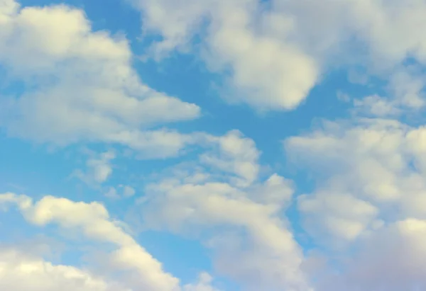 Mooie blauwe lucht met wolken — Stockfoto