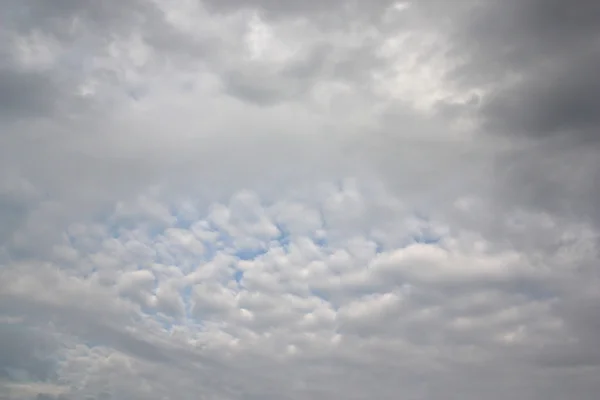 Прекрасне драматичне небо з хмарами — стокове фото