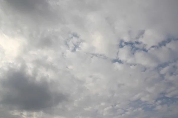 Красивое впечатляющее небо с облаками — стоковое фото