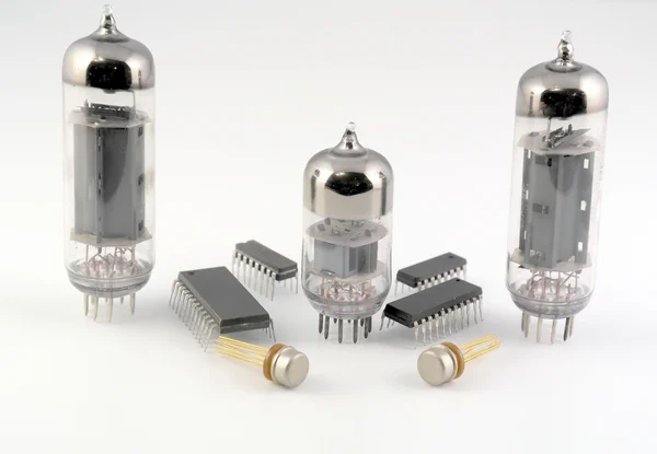 Vacuum radio tubes and semiconductor chips — Stock Photo, Image