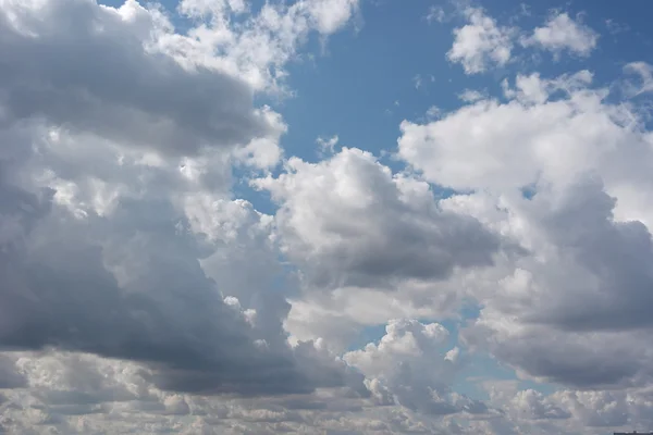 Mooie blauwe lucht met wolken — Stockfoto