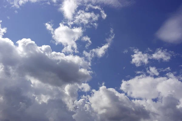 Piękne błękitne niebo z chmurami — Zdjęcie stockowe