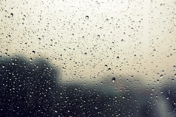滴的雨水倾斜窗口 (玻璃) — 图库照片