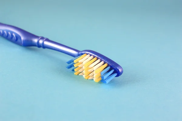 Zahnbürste über blau — Stockfoto