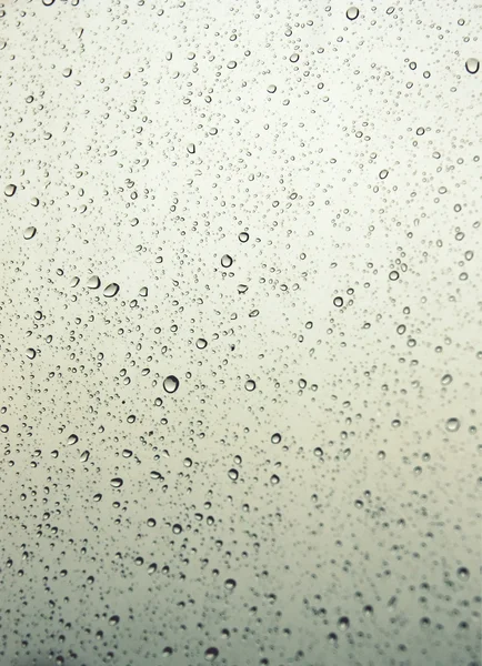 Eğimli penceresinde (cam yağmur damlaları) — Stok fotoğraf