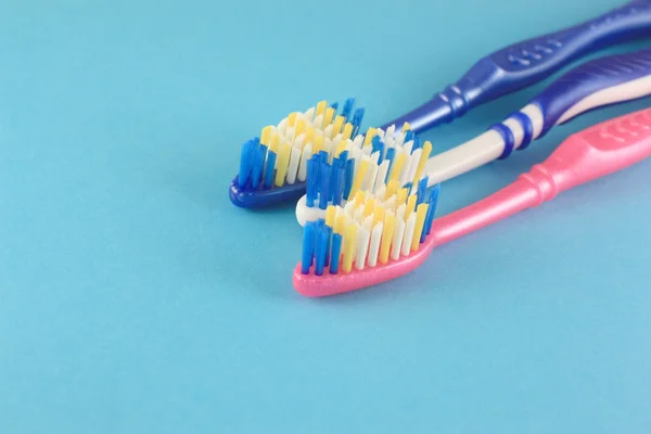 Zubní kartáčky nad modrá — Stock fotografie