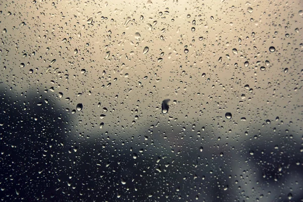 Regentropfen am Fenster. — Stockfoto