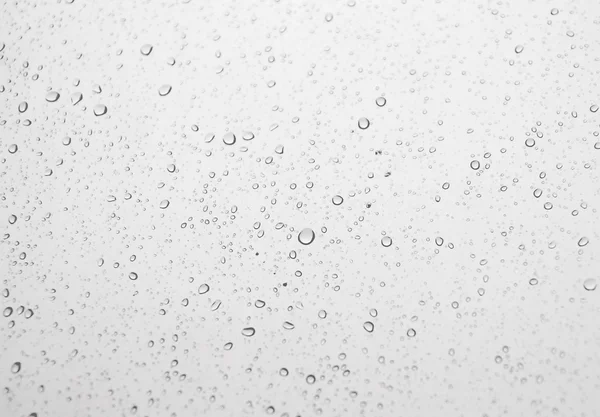 Краплі дощу на похилому вікні — стокове фото