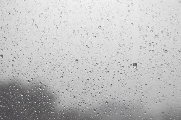 Gotas de chuva na janela inclinada — Fotografia de Stock