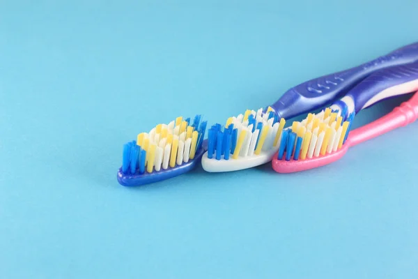 Zubní kartáčky nad modrá — Stock fotografie