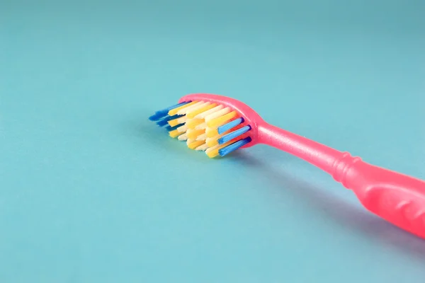 Brosse à dents sur bleu — Photo