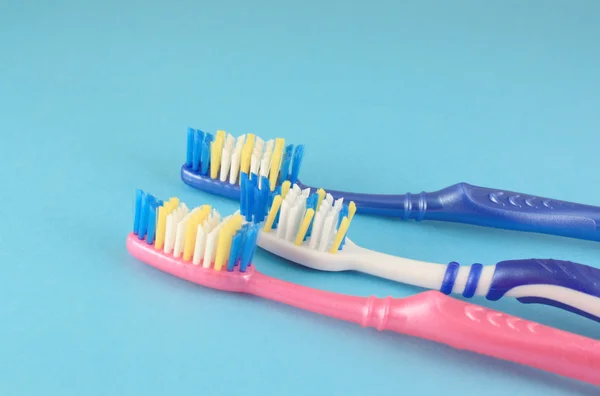 Brosses à dents sur bleu — Photo