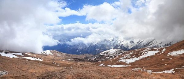 Vale da montanha. caucasus — Fotografia de Stock