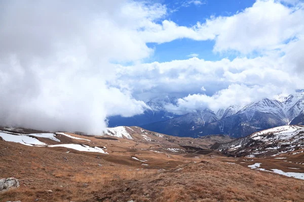 Bulutlar ve dağlar — Stok fotoğraf