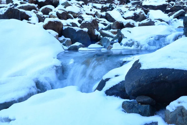 Небольшой Ручей Чистой Водой Замерзшей Горной Долине Лицензионные Стоковые Изображения