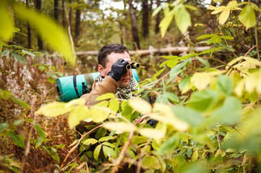 Adam bir orman, dürbün ile