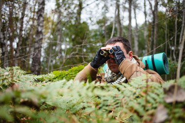 Adam bir orman dürbünlü