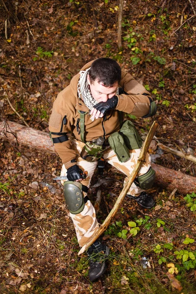 Terrorist met een mes op bos — Stockfoto