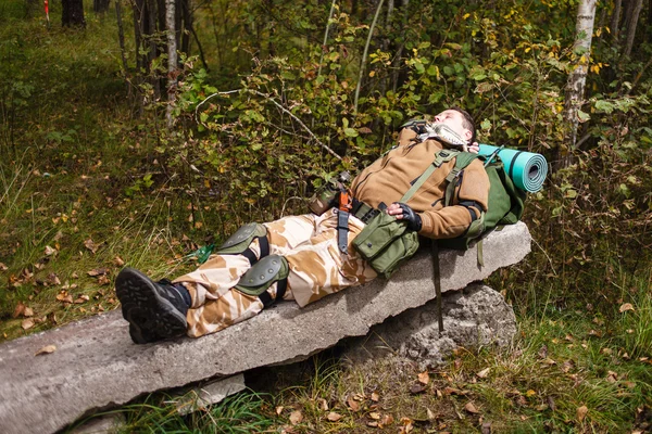 Voják relaxační na železobetonové desce — Stock fotografie