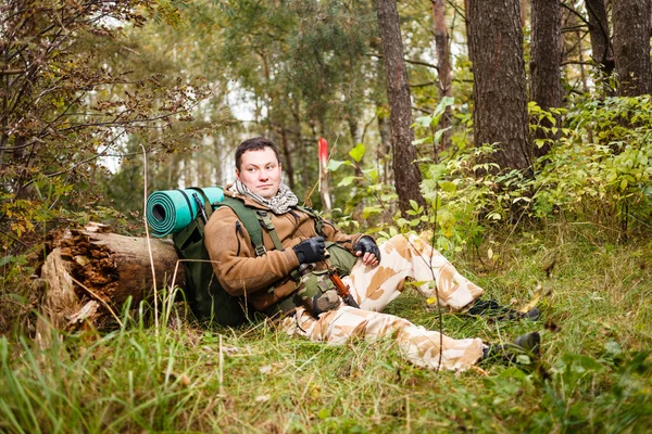 Soldat avkopplande i en skog Royaltyfria Stockfoton