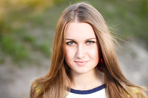 Long hair girl portrait outdoor. — Stock Photo, Image