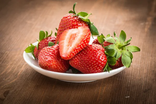 Schöne Erdbeeren auf dem Tisch — Stockfoto