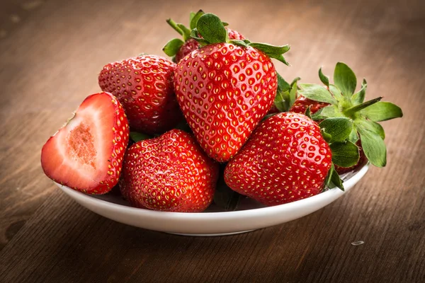 Schöne Erdbeeren auf dem Tisch lizenzfreie Stockfotos