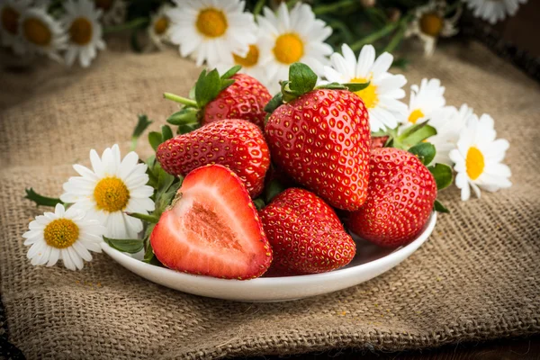 Belles fraises sur la table Photo De Stock