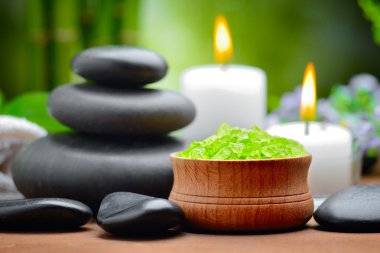Spa natürmort taşlar ve tonlama deniz kristalleri
