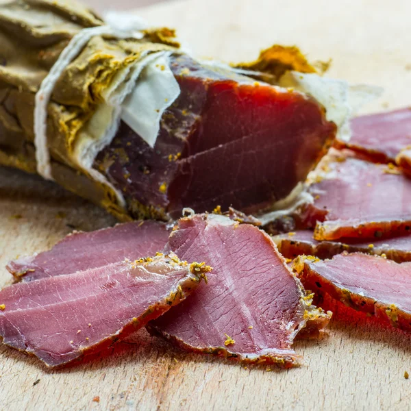 Carne de javali fumada no tabuleiro de madeira — Fotografia de Stock