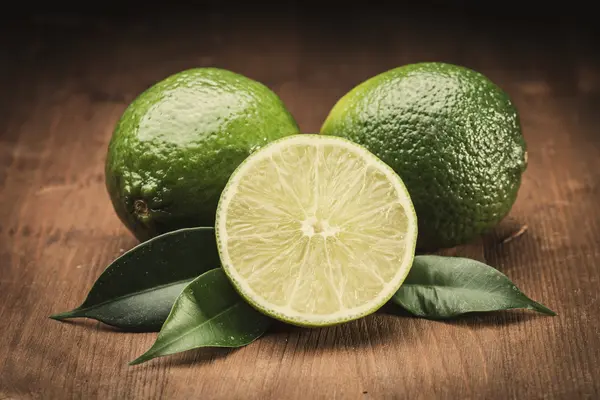 The green lime — Stock Photo, Image