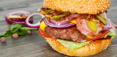 pastırma peynirli burger sığır patty domates soğan ile