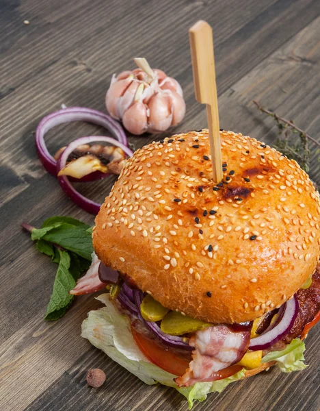 Speck-Käse-Burger mit Rindfleisch-Patty Tomaten-Zwiebeln — Stockfoto