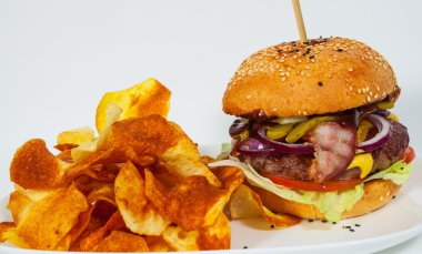 pastırma peynirli burger sığır patty domates soğan ve patates cipsi