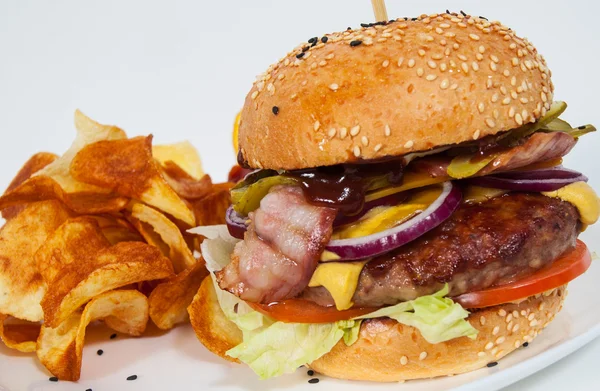 Burger au fromage au bacon avec galette de boeuf oignon tomate et croustilles — Photo