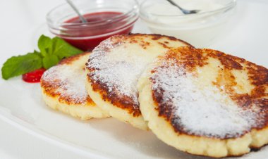 Peynirli krep ekşi krema ve çilek sosu ile