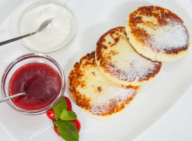 Peynirli krep ekşi krema ve çilek sosu ile