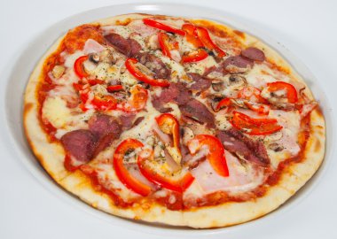 Mantar, salam, sebze ile iştah açıcı pizza