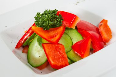 Taze biber ve salatalık salatası