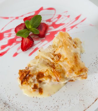 çilek Napolyon kek, beyaz tabakta dilim süslenmiş