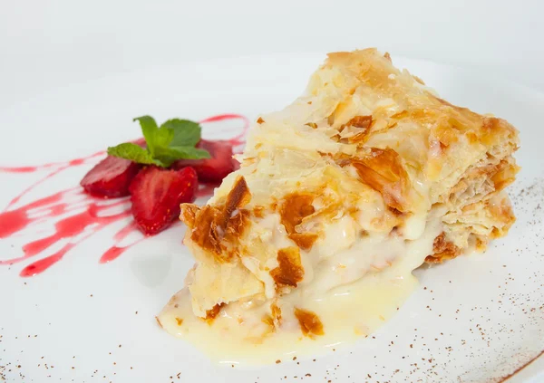 Rebanada de pastel de napoleón decorado con fresa, servido en plato blanco —  Fotos de Stock