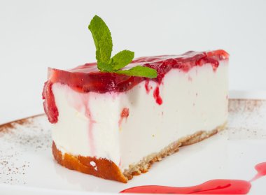 Plaka üzerinde çilekli cheesecake