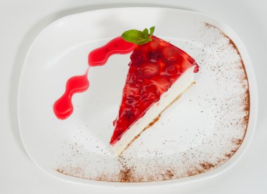 Plaka üzerinde çilekli cheesecake