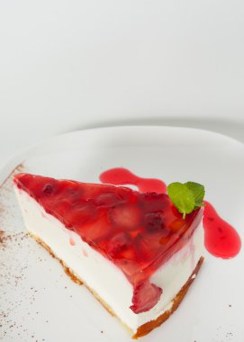 Plaka üzerinde çilekli cheesecake