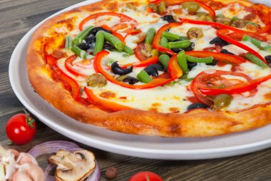 plaka üzerinde sebzeli pizza