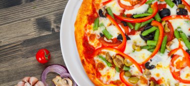 plaka üzerinde sebzeli pizza