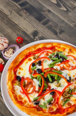 plaka üzerinde sebzeli pizza