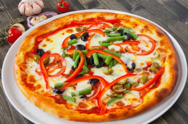 plaka üzerinde sebzeli pizza