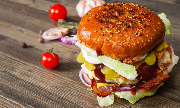 Hamburguesa de pollo con lechuga de queso de cebolla de tomate —  Fotos de Stock